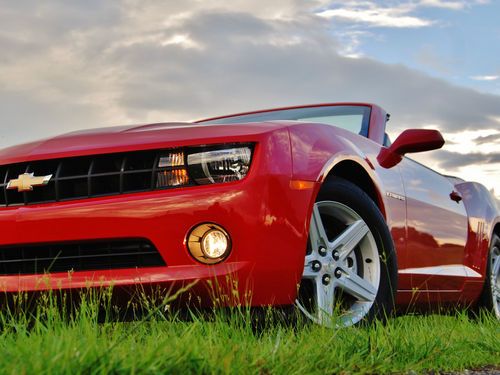 2011 chevrolet camaro 1 lt convertible 2-door 3.6l garaged looks new auto red