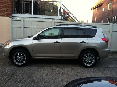 Toyota 06 rav4 4wd, auto, loaded 56k 1-owner extra clean! no reserve!