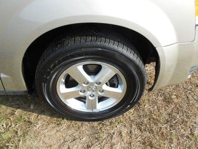 SE 3.3L CD Front Wheel Drive Power Steering ABS 4-Wheel Disc Brakes Wheel Covers, image 3