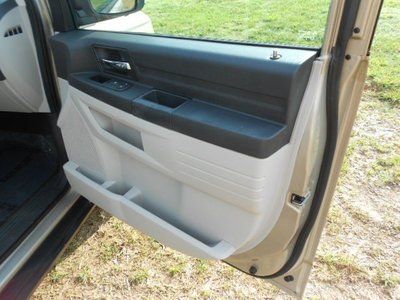 SE 3.3L CD Front Wheel Drive Power Steering ABS 4-Wheel Disc Brakes Wheel Covers, image 5