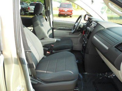 SE 3.3L CD Front Wheel Drive Power Steering ABS 4-Wheel Disc Brakes Wheel Covers, image 6