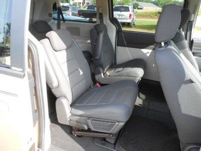 SE 3.3L CD Front Wheel Drive Power Steering ABS 4-Wheel Disc Brakes Wheel Covers, image 7