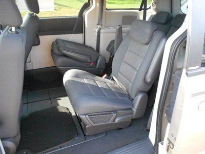 SE 3.3L CD Front Wheel Drive Power Steering ABS 4-Wheel Disc Brakes Wheel Covers, image 14