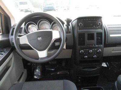 SE 3.3L CD Front Wheel Drive Power Steering ABS 4-Wheel Disc Brakes Wheel Covers, image 15