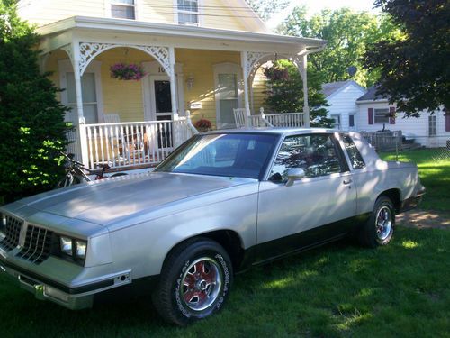 1981 oldsmobile 2 door cutlass 305sbc engine 350 auto tranny!  nice project car