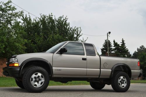2000 s10 extended cab 4 x 4 with tonneau cover and low miles. power sun roof