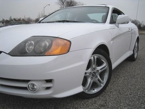 2003 hyundai tiburon hatchback 5 spd, white beauty, new timing belt, gorgeous