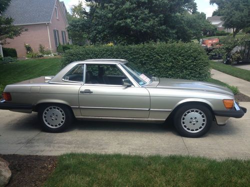 Mercedes-Benz 560 SL 500 Series, image 2