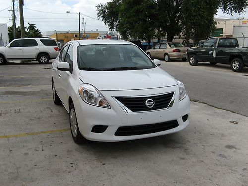 Sedan four doors, white color good condition clean title and good car fax report, image 2