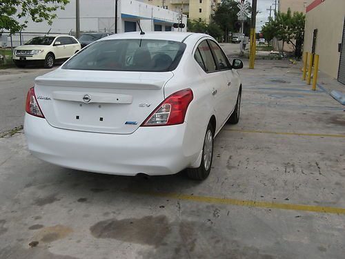 Sedan four doors, white color good condition clean title and good car fax report, image 4