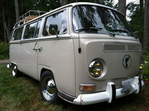 Lowered 1970 bay window vw bus