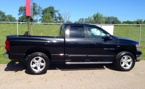 2007 dodge ram 1500 4x4 hemi bighorn edition. 79k miles, super nice!