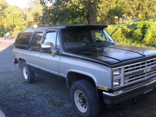 1988 Chevrolet R20 Suburban 4x4 6.2L turbo diesel, image 2