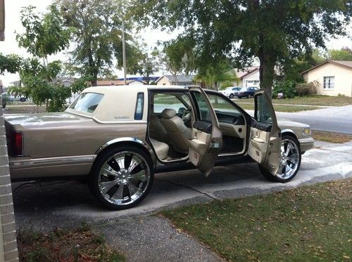 1996 lincoln town car executive sedan 4-door 4.6l on 26" rims custom