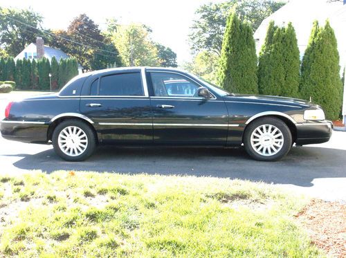 2003 black  lincoln town car