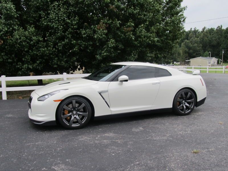 2009 nissan gt-r base