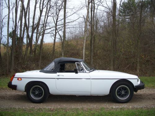 White 1976 MGB, image 2