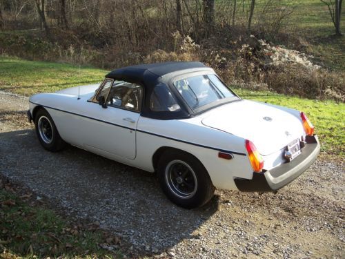 White 1976 MGB, image 3