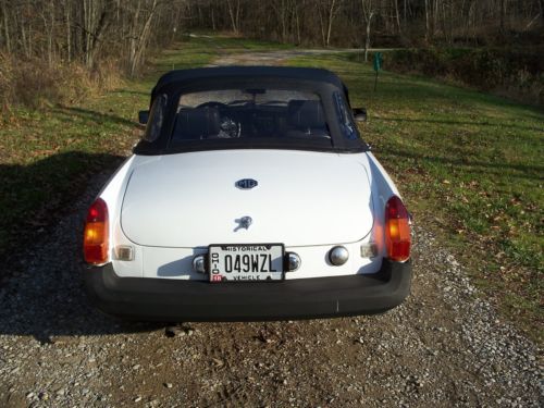 White 1976 MGB, image 4