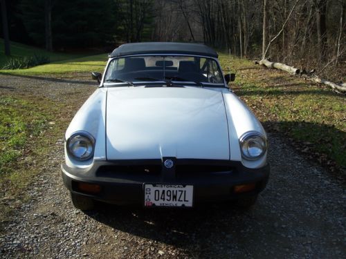 White 1976 MGB, image 5