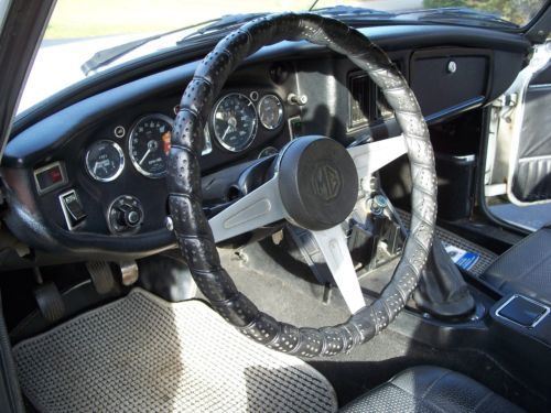 White 1976 MGB, image 6