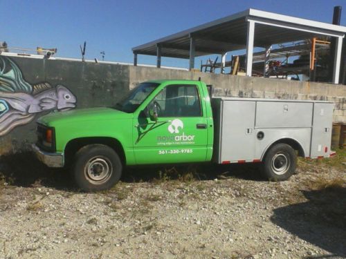 Utility bed pickup truck