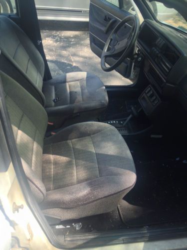 VW Jetta GL 1987 extremely reliable white 4 dr. fair condition daily driver, image 3