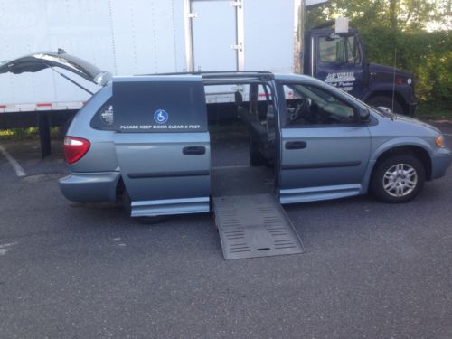 Van  wheelchair handicap dodge grand caravan 2006 side entry braun power ramp