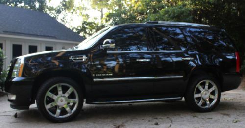 **ultra luxury 4-door 6.2l black w/ 22&#034; aluminum wheels in great condition **