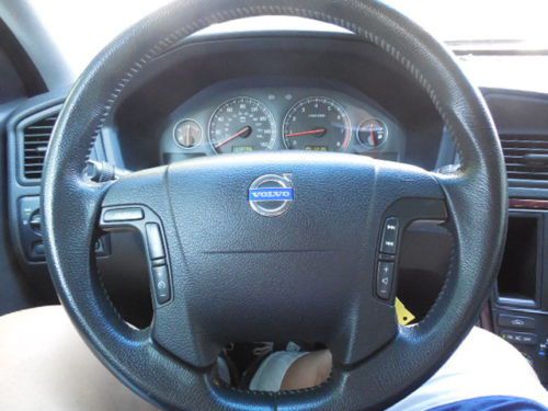 2006 Volvo XC70 Base Wagon 4-Door 2.5L, image 2