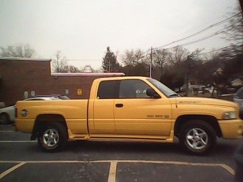 2000 dodge ram 1500 sport extra cab 2 wheel drive 5.2 rumble bee yellow