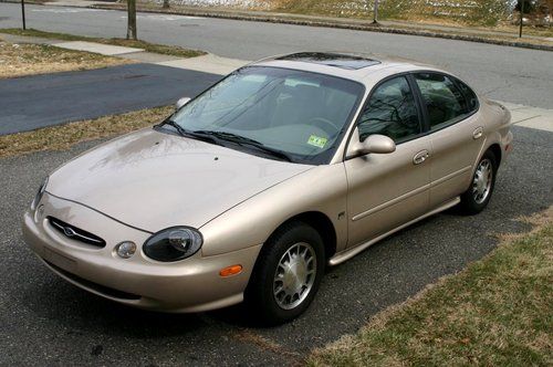 Ford taurus sedan se, garaged, well maintained,  low mileage.