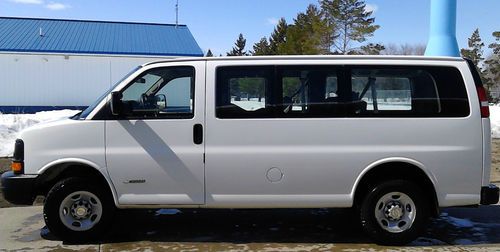 2005 chevrolet express 3500 8 pass. van with tow package 119,481 mls  6.0 l gas