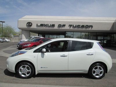 2011 white navigation miles:12k hatchback