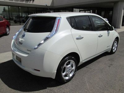 2011 WHITE NAVIGATION MILES:12K HATCHBACK, image 4