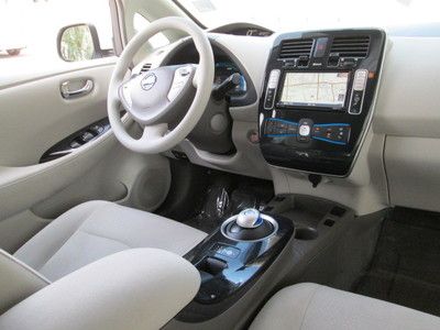 2011 WHITE NAVIGATION MILES:12K HATCHBACK, image 18