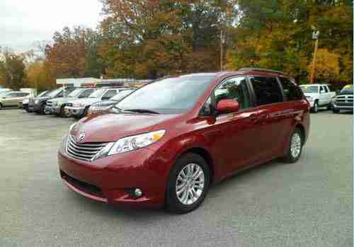 2011 Toyota Sienna XLE, image 2