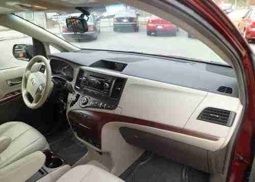 2011 Toyota Sienna XLE, image 3