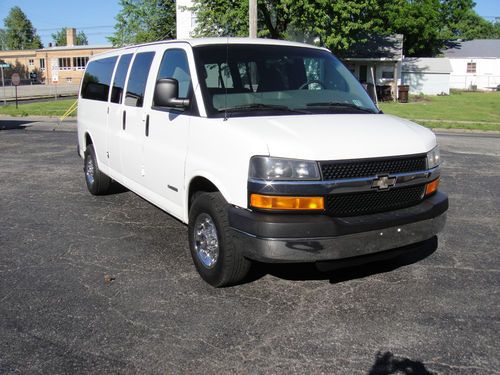 2004 chevrolet express 3500 ls extended passenger van 3-door 6.0l