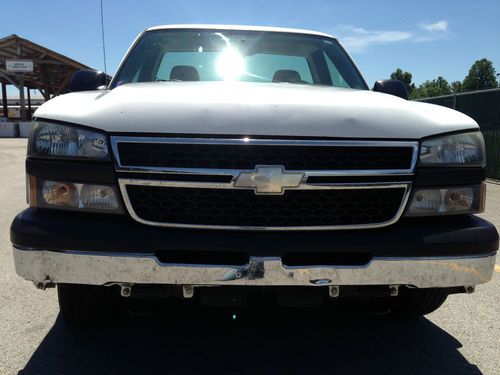 2006 Chevrolet Silverado 1500 WT Standard Cab Pickup 2-Door 4.8L, image 2