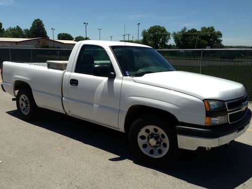 2006 Chevrolet Silverado 1500 WT Standard Cab Pickup 2-Door 4.8L, image 3