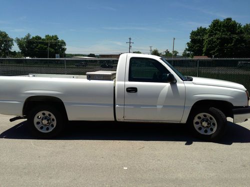 2006 Chevrolet Silverado 1500 WT Standard Cab Pickup 2-Door 4.8L, image 6