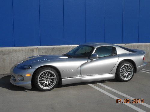 1999 dodge viper gts.