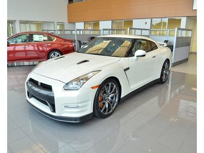 2014 nissan gt-r premium pearl white