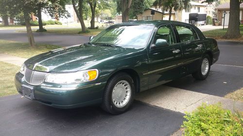 1999 lincoln town car executive sedan 4-door 4.6l