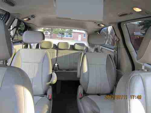 2006 Town & Country Touring w/ Navi - EVERY OPTION, image 2