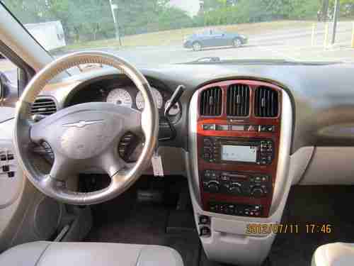 2006 Town & Country Touring w/ Navi - EVERY OPTION, image 3