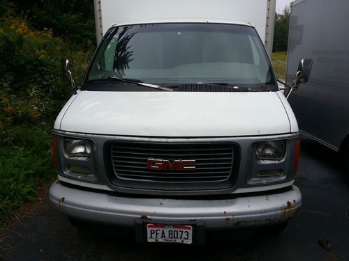 2001 gmc savana  10 ft box truck rwd auto 5.7l v8 reg cab