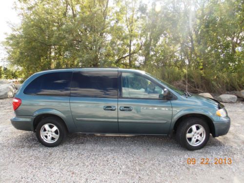 2007 dodge grand caravan sxt -leather heated seats--clean carfax