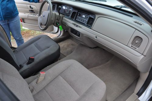 2005 Ford Crown Victoria Police Interceptor, image 2